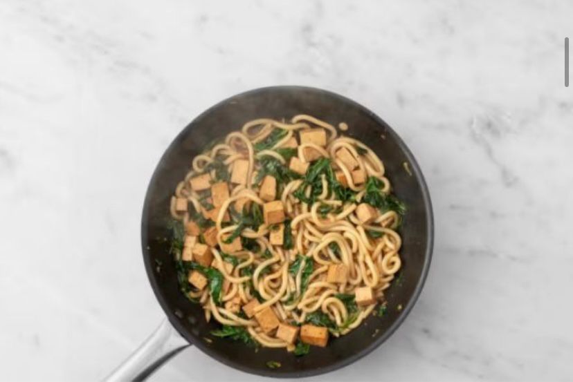 Wok de Fideos con Tofu y Espinacas, con Setas Portobello Caramelizadas y Ajo Tierno